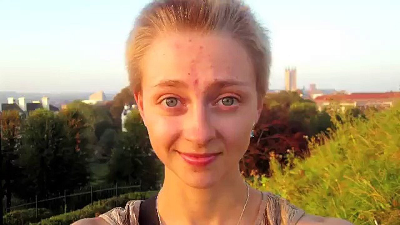 Une fille souffrant de trichotillomanie se prend en selfie tous les jours pendant 6 ans et demi