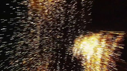 Un feu d’artifice vu de l’intérieur par un drone