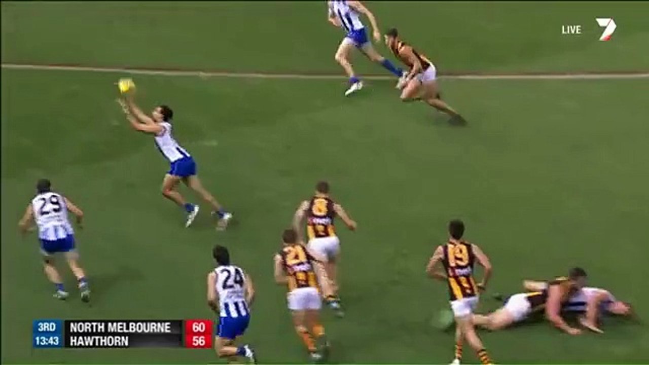 Football australien : un joueur essaie d'étrangler son adversaire