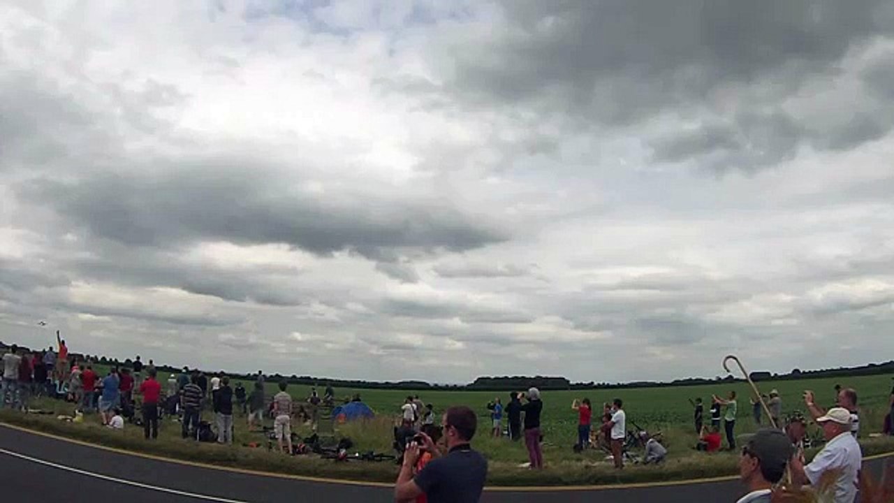 Un avion de combat vole trop bas et frôle des spectateurs lors d’un show aérien