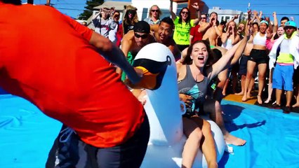 Faire du toboggan aquatique dans une rue de San Francisco