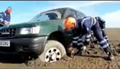 Grave erreur : un automobiliste se promène sur la plage, sa voiture est emportée par la mer