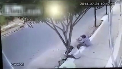 Trois hommes évitent la mort de justesse