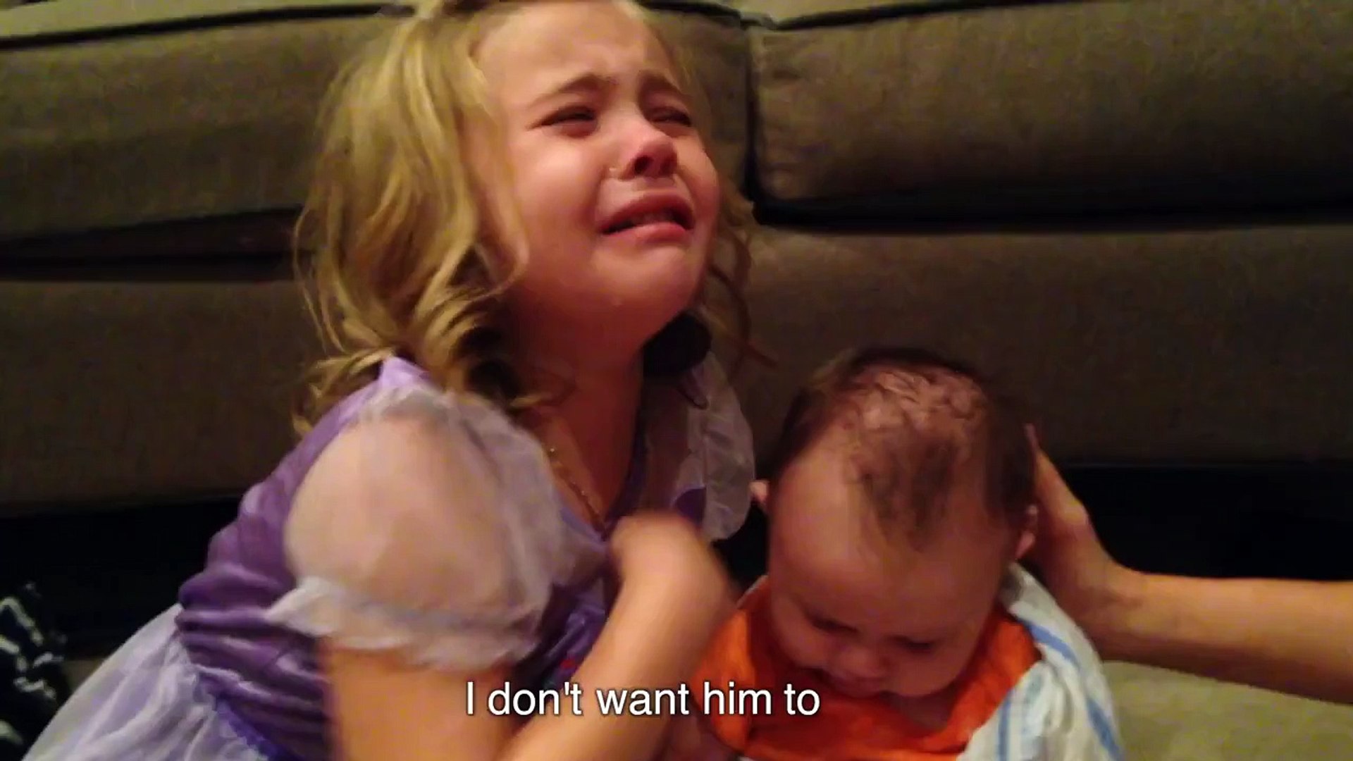 Une Petite Fille Pleure Car Elle Ne Veut Pas Voir Son Petit Frere Grandir Video Dailymotion