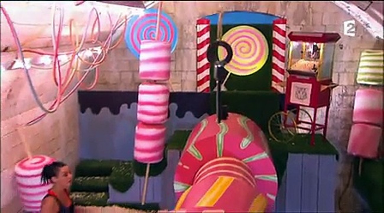 Priscilla sexy dans l'épreuve des cylindres de Fort Boyard