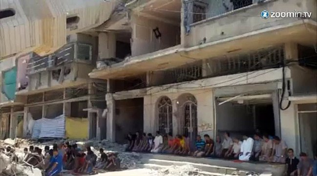 Des Palestiniens prient au milieu des décombres