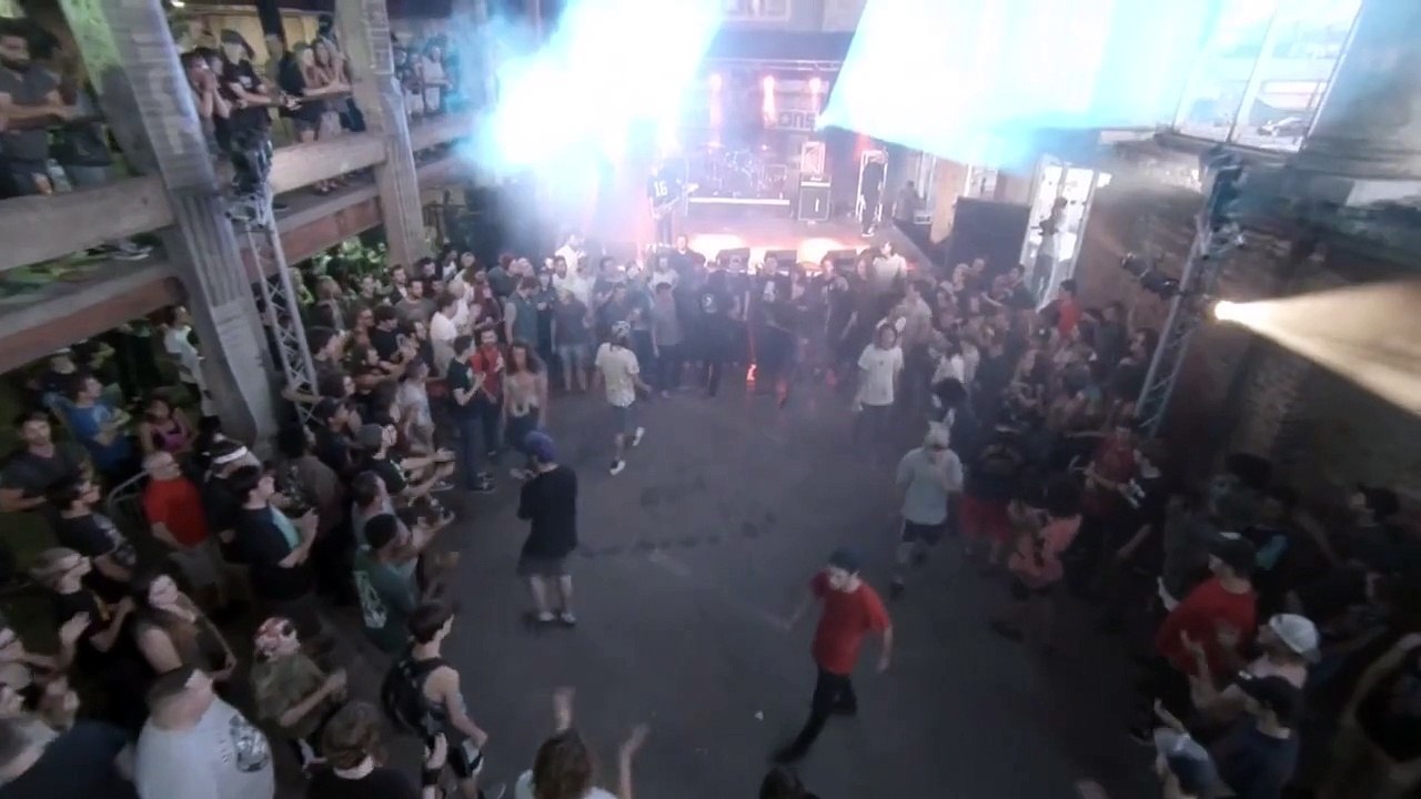 Un groupe punk abat un drone pendant un concert