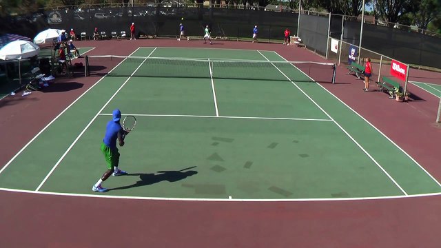 Ce tennisman veut sauter par-dessus le filet, mais chute lamentablement
