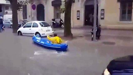 Inondations à Montpellier : il se déplace en kayak dans la rue !
