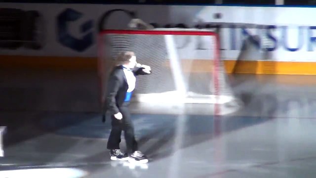 Il chante l'hymne canadien en patins à glace et se casse la figure en direct