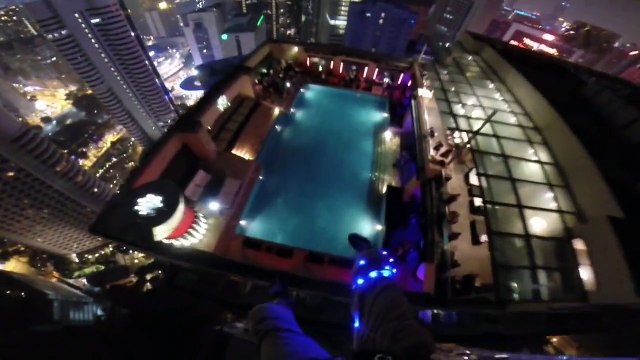Saut en base jump dans une piscine depuis une tour de 335 mètres