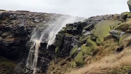 Une chute d'eau inversée par le vent