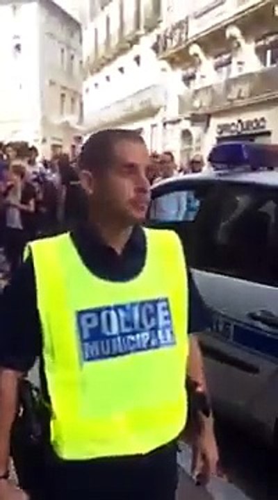 Un homme casse la vitre de la voiture de police pendant son arrestation