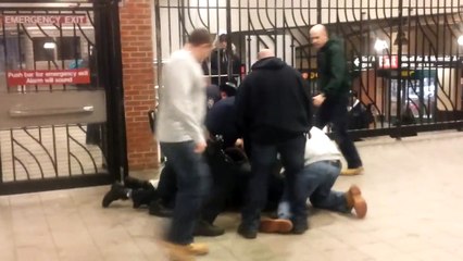 Un policier frappe un collègue à la tête par erreur