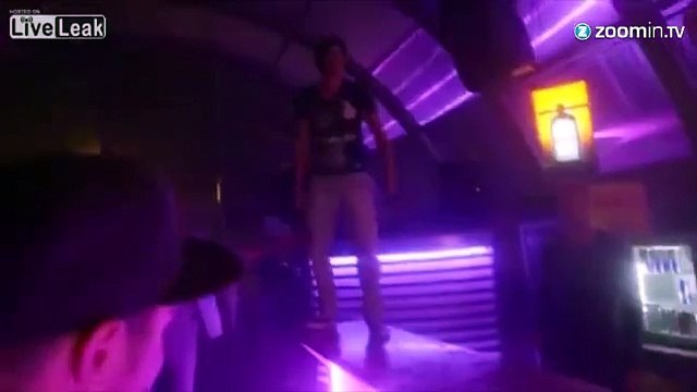 Un clubbeur prend feu dans une boîte de nuit!