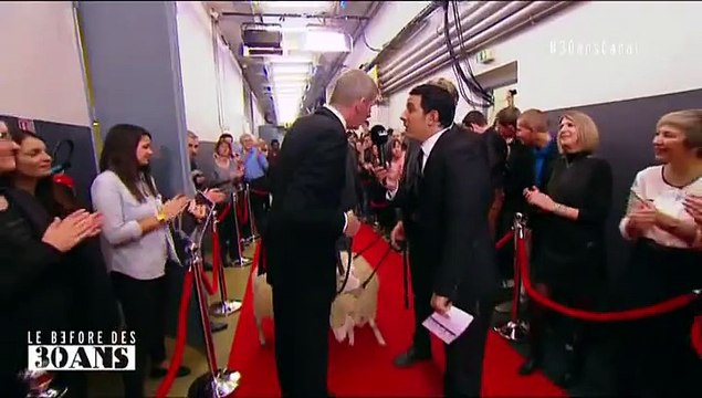 Thomas Thouroude se prend un seau d'excréments de mouton en direct