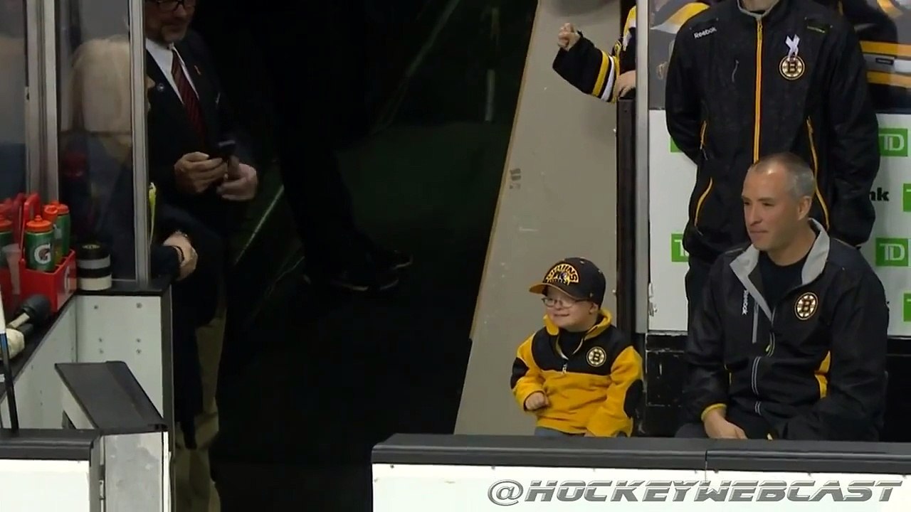 Un enfant fait des checks avec les joueurs de son équipe favorite de hockey sur glace