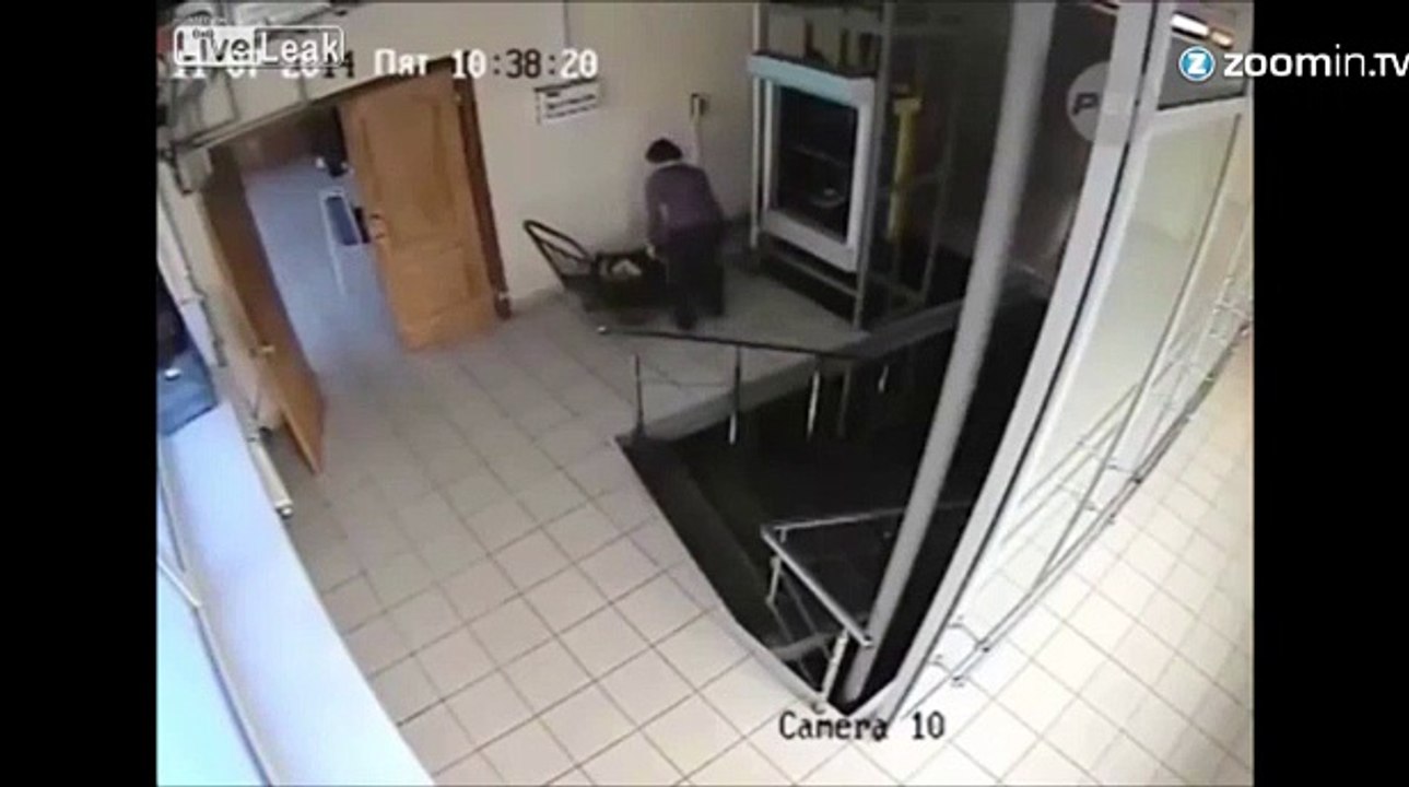 Aïe ! Elle se coince la tête dans un monte-charge!