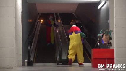 Le clown tueur et son oncle terrorisent à nouveau les passants !