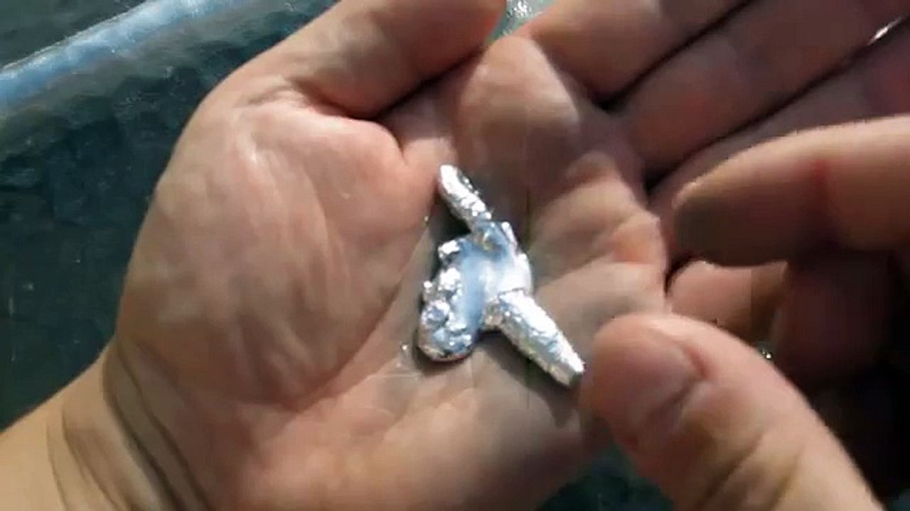Découvrez le gallium, ce métal qui fond dans la main !