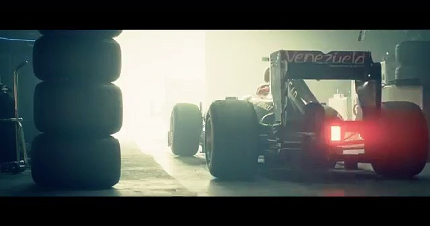 L'incroyable saut d'un camion par-dessus une Formule 1