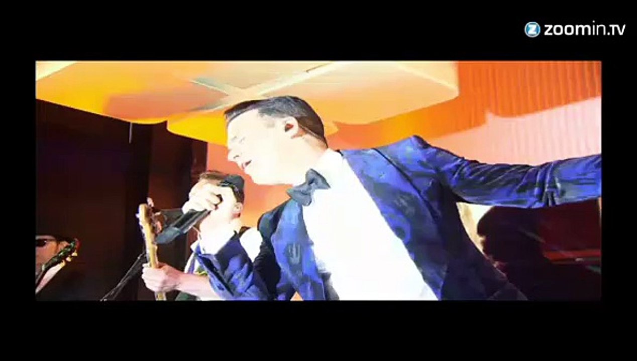 Robbie Williams, agent 007 pour Café Royal