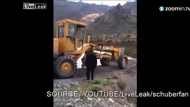 Ce 'pilote' traverse un pont branlant avec un tracteur!