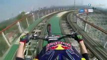 Un freestyler descend un grand huit en moto!