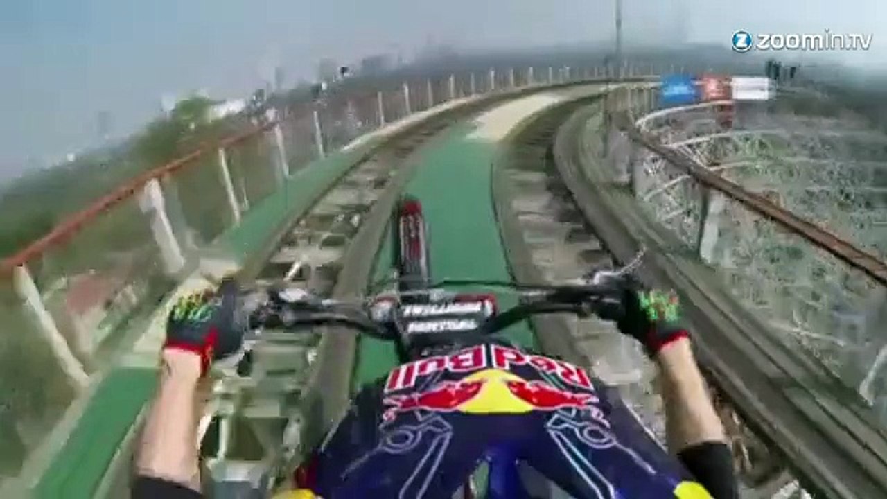 Un freestyler descend un grand huit en moto!