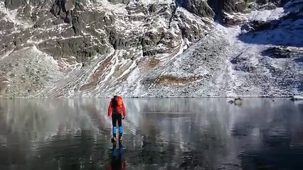 Ils marchent sur l'eau d'un lac en Slovaquie