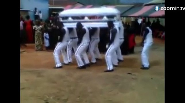 Au Ghana, ils enterrent les morts en faisant la fête!