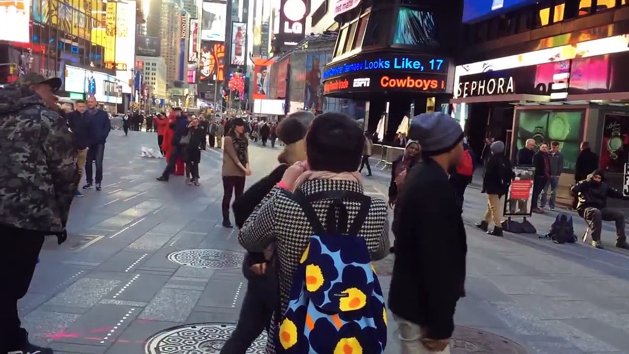 Il organise un flashmob à Time Square pour faire sa demande en mariage