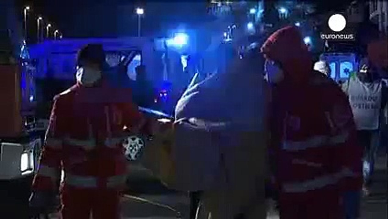 La marine italienne sauve 700 migrants d'un nav...