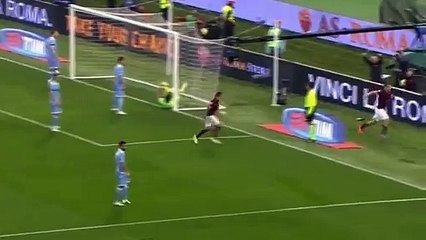 Francesco Totti prend un selfie pour célébrer son but