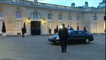 L'accolade de John Kerry à François François Hollande devant l'Elysée  - part 2