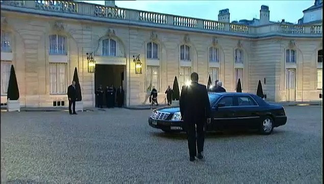 L'accolade de John Kerry à François François Hollande devant l'Elysée