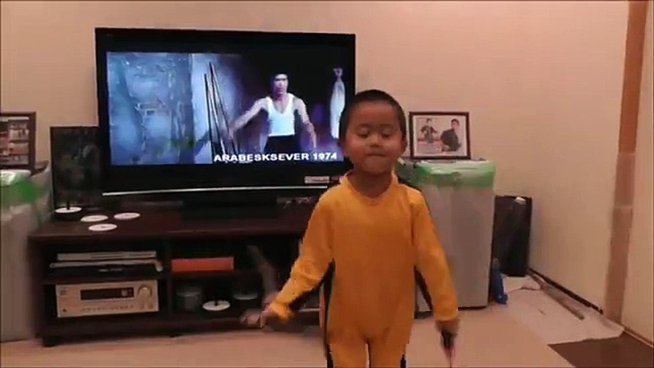 Ce petit garçon manie le nunchaku comme Bruce Lee