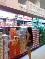 Une femme trop petite au supermarché