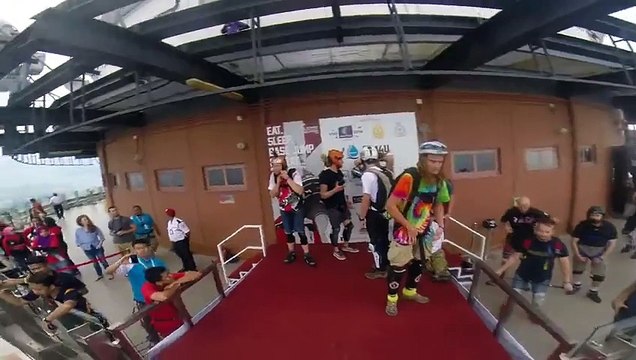 Il rate son saut en base jump depuis une tour haute de 365 mètres