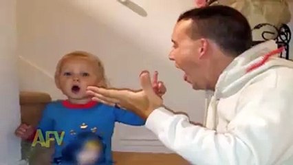 Un enfant bluffé devant le tour de magie de son papa