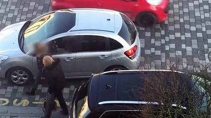 Ah les Parisiens ! Après une dispute, une femme raye une voiture dans un parking