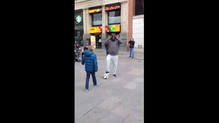 Cristiano Ronaldo se déguise en SDF pour surprendre un jeune fan