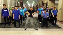 Un professeur danse avec ses étudiants sur Uptown Funk