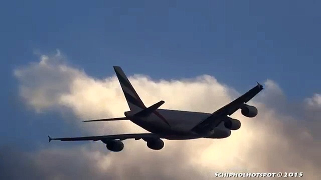 Un avion crée un vortex dans le ciel