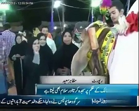 قربانی کا نرالہ جانور جو سجدہ اور اللہ تعالیٰ کو پکارنے پر آسمان کی طرف اشارہ بھی کرتا ہے