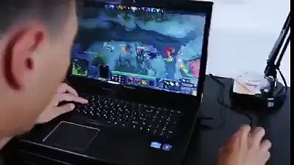 CHICA INTERRUMPE A SU NOVIO MIENTRAS JUEGA LOL