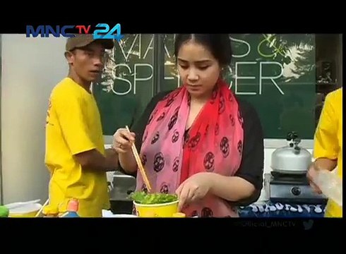 [150921]Pose - Raffi & Nagita kompak berjualan bakmi