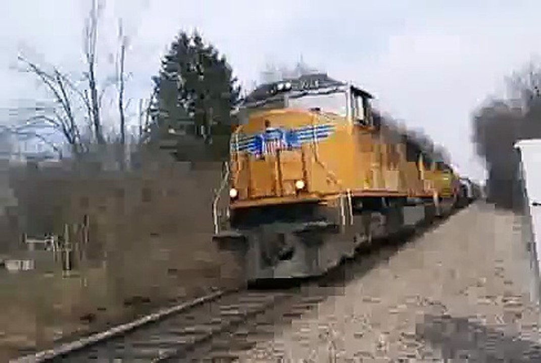 衝撃的な自動車vs列車事故映像1