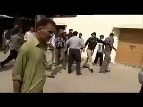 Pakistani Viral sensation news reporter Chand Nawab badly beaten by Railway police in Karachi.