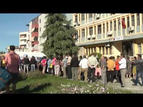 Tregtarët protestojnë kundër kasës fiskale në Elbasan, mbyllin bizneset